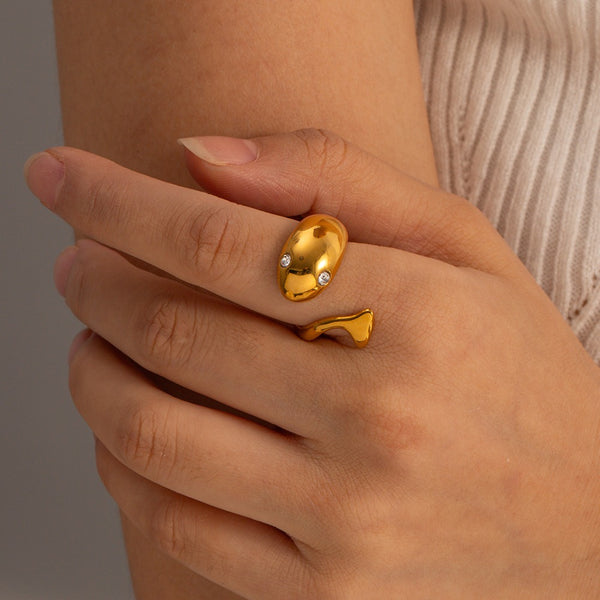 18k gold simple and personalized fish-shaped diamond design open ring