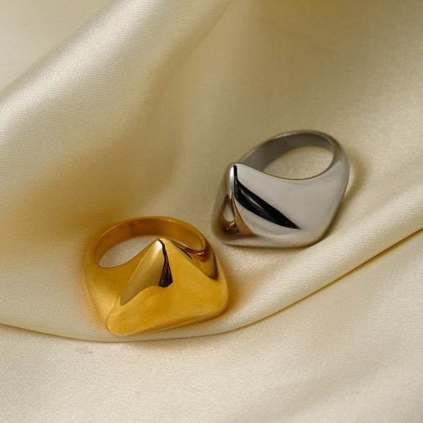 18k gold simple and elegant irregular triangle design versatile ring